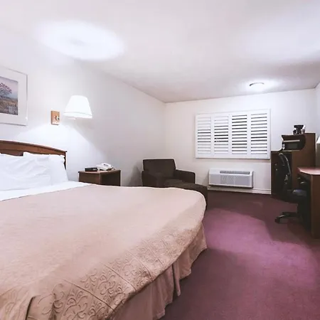 Sky-Palace Inn & Suites Mccook Extérieur photo